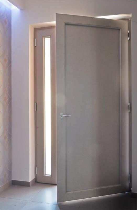 Tipologia serramenti: Porta d’ingresso a 2 ante - Profilo PVC: Piattaforma 70 finitura New Living, lato interno - Accessori: Satinati